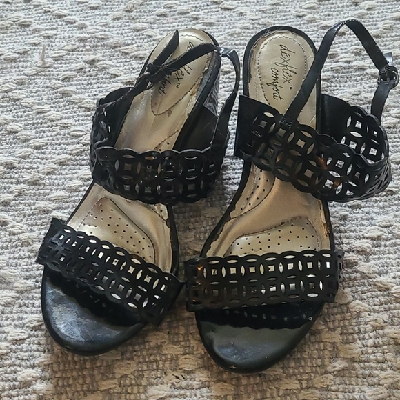 Black fancy sandals sz 7 1/2 - Picture 1 of 3